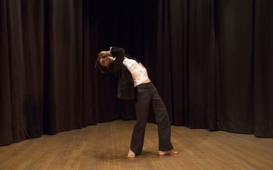 Isa Rosenberger, ..das weite Land, woher sie kommt, (Am Bild: Loulou Omer tanzt auf der Bühne der Volkshochschule Ottakring, Foto: Reinhard Mayr), 2019