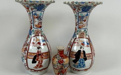 JAPON, début XXe. Paire de vases en porcelaine polychrome à décor de personnages. Marque aux...