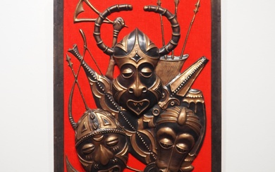 Kilufya ? : Travail africain, 3 masques, une seule feuille de cuivre repoussé, signé en...