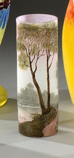 LEGRAS Vase tubulaire en verre blanc. Décor d'un p…
