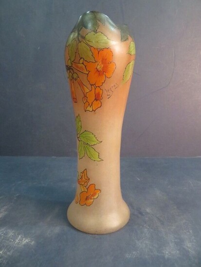 LEGRAS, vase en verre à décor de Bignones, modèle Belgrade. H: 33,3 cm.