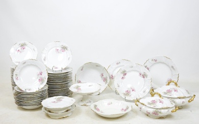 LIMOGES: Partie de service de table en porcelaine à décor de cyclamens roses composé de...