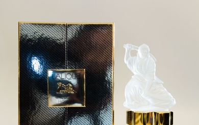 Lalique parfums - "Le Samouraï " - (2005) Flacon mascotte en cristal massif incolore dépoli...