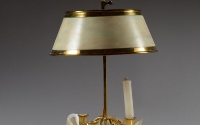Lampe de bouillotte en bronze ciselé et doré. Elle repose sur une base circulaire à...