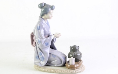 Lladro 'August Moon' Figurine of a Lady Serving Tea (H22cm)