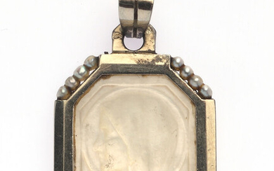 Lot 103 PENDENTIF en or gris 750/°° orné d'une plaque de nacre à décor de la Vierge, entourage de petites perles. Chiffré au dos. Poids brut : 3,0 g.