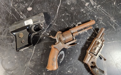 Lot comprenant un revolver type Lefaucheux non-fonctionnel, un velodog non-fonctionnel et un pistolet starter Rhöm...