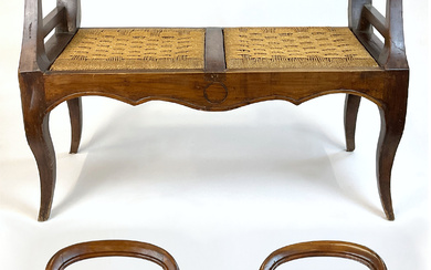 Lotto composto da un divanetto a due posti con schienale a giorno decorato da intagli e coppia di sedie Luigi…