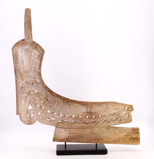 MASSIM (Papouasie - NG) - Proue de pirogue en bois sculpté gravé, soclé. H. 87...