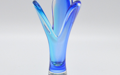 MURANO GLASS VASE, BLUE POINTED VASE WITH FLOWERS, SOMMERSO AND MILLEFIORI, ITALY, AROUND 1970S.
