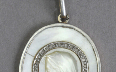 Medalla devocional hacia 1927. Placa de madreperla tallada de...