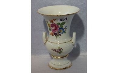 Meissen Vase mit seitlichen Henkel, Blumenmalerei und Goldrand, H 24,5 cm, feiner Haarriß, nach
