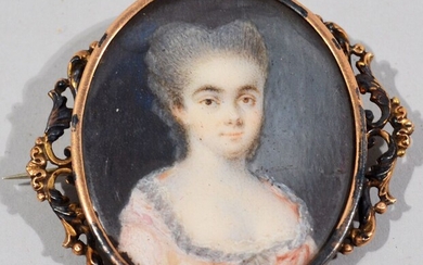 Miniature ovale finement peinte sur ivoire, représentant une élégante à la robe rose, dans une...