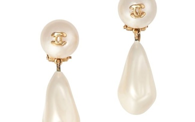 NO RESERVE - CHANEL, A PAIR OF VINTAGE FAUX PEARL DROP CLIP EARRINGS each comprising a faux mabe