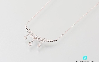 Necklace in white gold 750 thousandths presenting a...