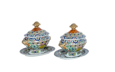PAIR OF CHINESE EXPORT PORCELAIN TUREENS