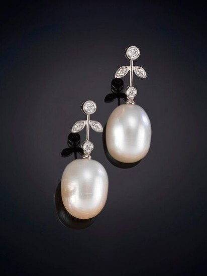 PEARL EARRINGS HANGING FROM RHINESTONES ARRANGED IN THE SHAPE OF LEAVES. Frame in 18k white gold. Output: 550,00 Euros. (91.512 Ptas.)
