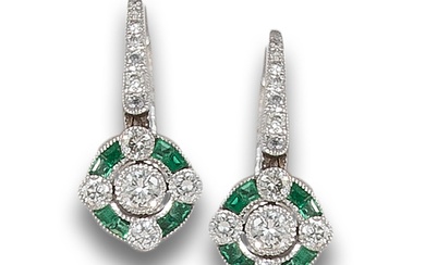 PENDANT EARRINGS, ART DECO STYLE WITH DIAMONDS AND EMERALDS, IN WHITE GOLD