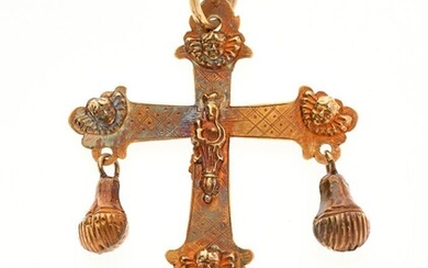 PENDENTIF "Croix des Menettes" du Puy-en-Velay à décor d'un Christ crucifié à l'avers et de...