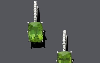 PENDENTIFS D'OREILLES PÉRIDOT-DIAMANT.Or blanc 750, 11g.Boucles d'oreilles créoles décoratives serties de diamants, sur lesquelles est...