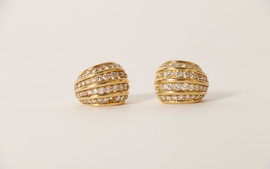Paire de boucles d'oreille en or jaune (750) ornées d'un pavage de diamants en lignes...