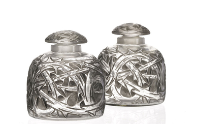 Paire de flacons en verre moulé-pressé signés Lalique, modèle Epines, h. 10 cmIn: MARCILHAC, p. 343