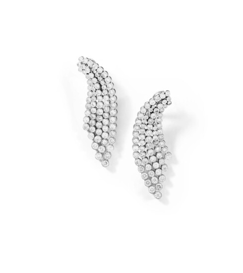 Paire de pendants d'oreille diamants | Pair of diamond pendent earrings