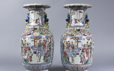 Paire de vases à col évasé à bord contour en porcelaine de Canton émaillée polychrome...