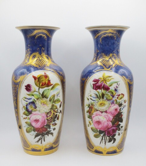 Paire de vases en porcelaine émaillée polychrome à décor peint...