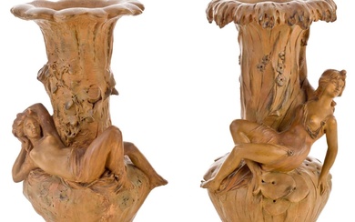 Paire de vases modernistes en terre cuite avec une sculpture féminine sur le devant. Début....