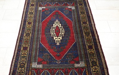 Perzisch tapijt, 220 x 125 cm.
