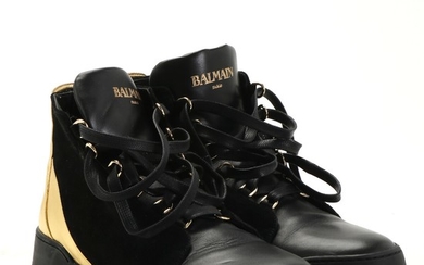 Pierre Balmain: A pair of shoes made of black leather and suede, with shoelaces and golden details. Size 41. (2)