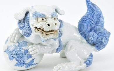 Porcelain cabinet piece. Japan. 19th century. Foo dog