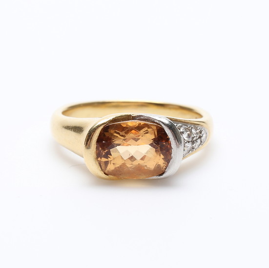 RICHARD KREMENTZ. ring, 18k guld samt platina, briljantslipade diamanter samt troligen gul turmalin.