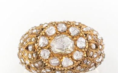 RING in 18K yellow gold with an antique cut diamond...