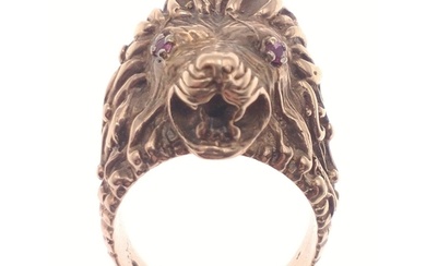 ROARRR! A fully hallmarked 9ct lion head ring with 2 small r...