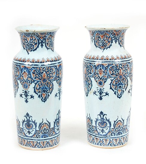 ROUEN Paire de vases à fond plat en faïence à décor en camaïeu bleu et...