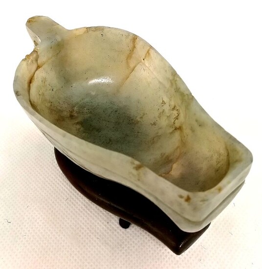 Rare pourer - Celadon jade - China - Ming Dynasty (1368-1644)