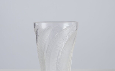 René LALIQUE (1860-1945) Vase gobelet « Hespérides » en verre translucide moulé pressé partiellement satiné...