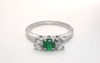 Ring - 18 kt. White gold - 0.55 tw. Emerald - Diamond