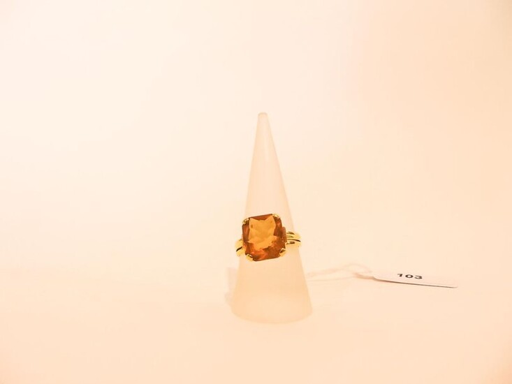 Ring in 18 karat yellow gold set with a citrine, t. 57, 5 g approx.