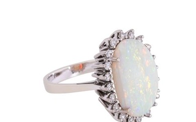 Ring mit Opal entouriert von Achtkantdiamanten zus. ca. 0,4 ct