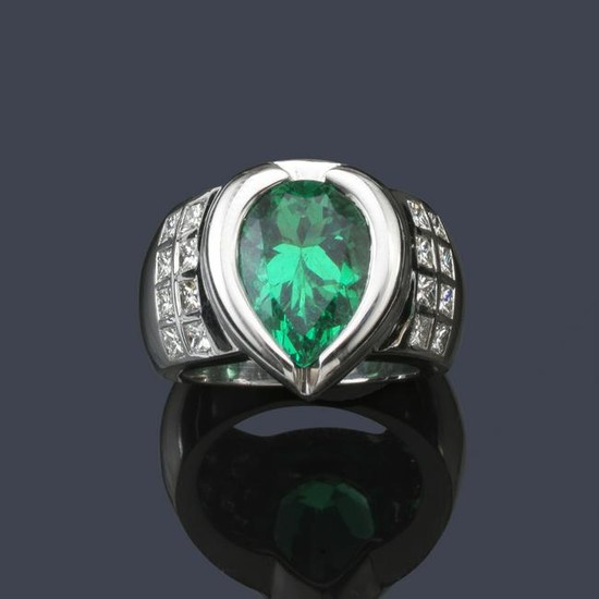 Ring with precious pear cut Colombian emerald set in
