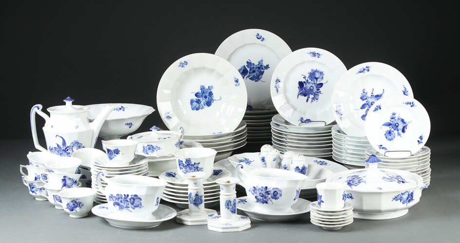Royal Copenhagen. Blå Blomst, service af porcelæn (102)