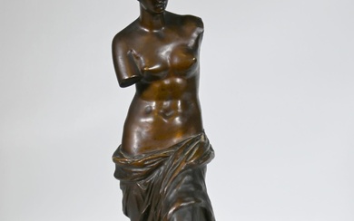 Sculpture en bronze à patine brune d'après l'antique, figurant la Vénus de Milo, fonte d'édition...
