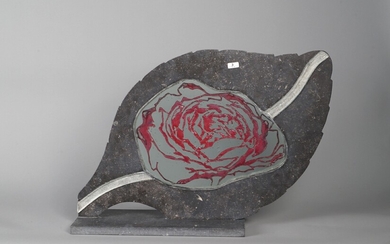 Sculpture en pierre dure avec rose en verre, dim. 44 x 68 cm, Provenance :...