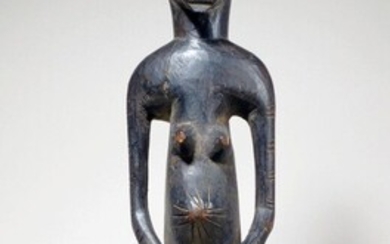 Sommet de canne Sénoufo (Côte d'Ivoire) Statuette féminine assise, les bras détachés du corps et...