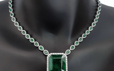 Spectacular 40.71ct Vivid Green Emerald With 16.69ct Emeralds And Diamonds - IGI Certificate - 18 kt. White gold - Necklace - ***No Reserve Price***