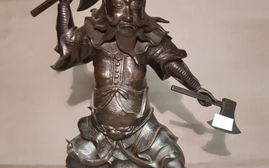 Statue en bronze patine noire "Samouraï aux haches" Japon époque Meiji, Hauteur 48cm