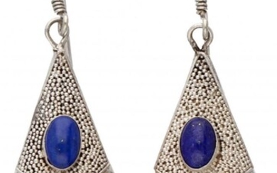 Sterling zilveren oorbellen bezet met lapis lazuli.